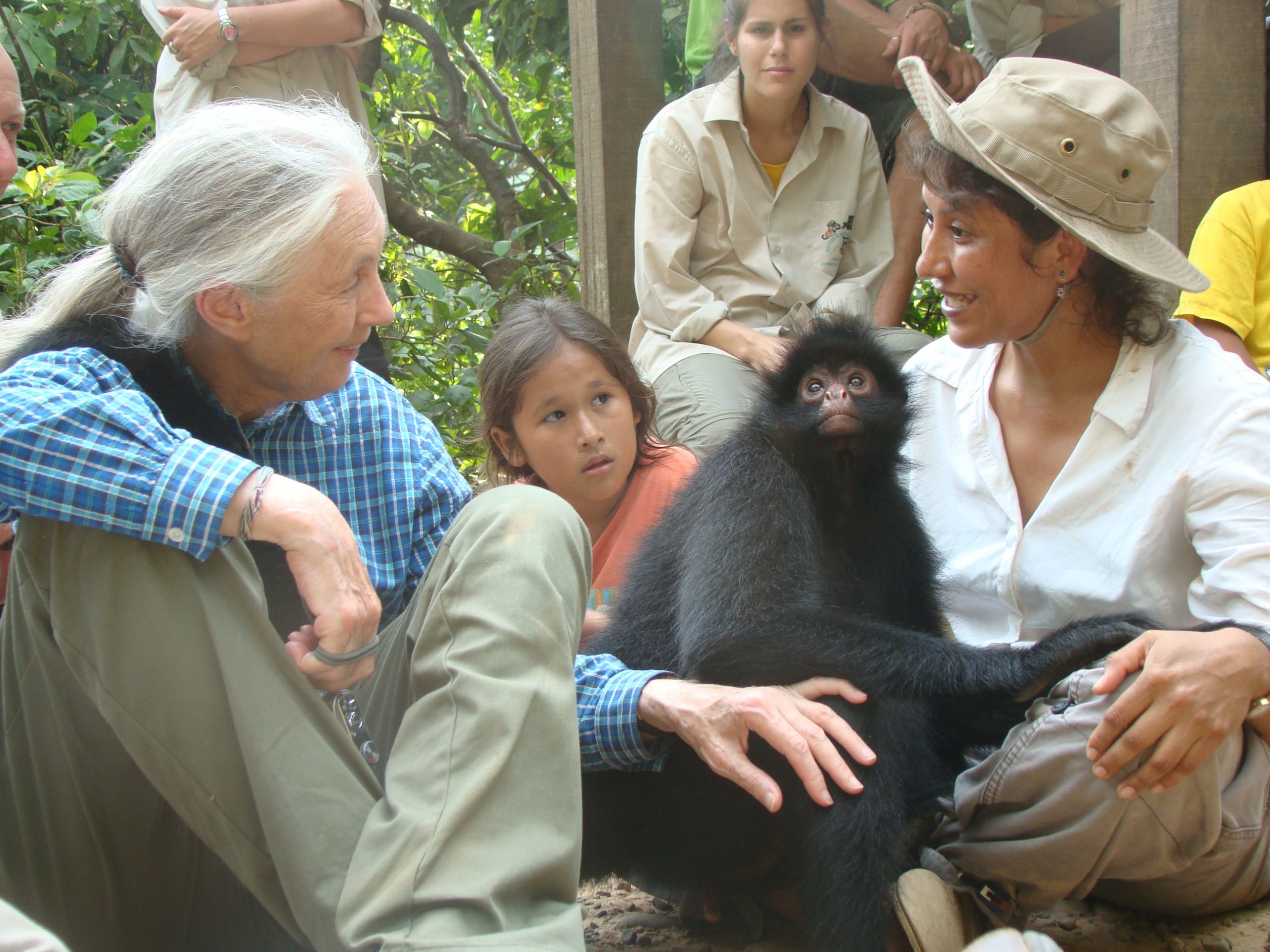 FIWY Patron Jane Goodall speaks with Nena Baltazar during her visit to Parque Machía in 2009.
